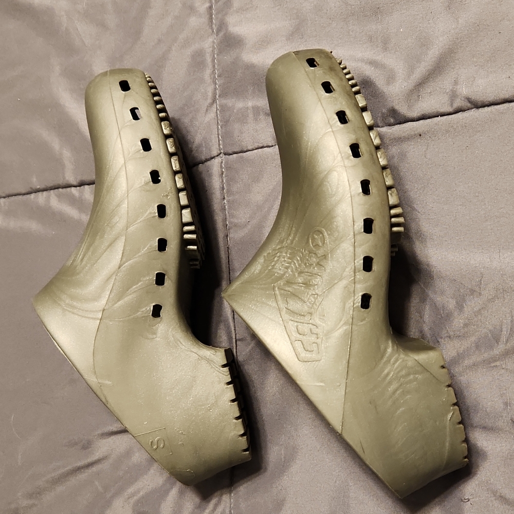 Metalic gray Calzuro without holes